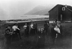 Dans ved skolen på Hestvikstranda 1898.