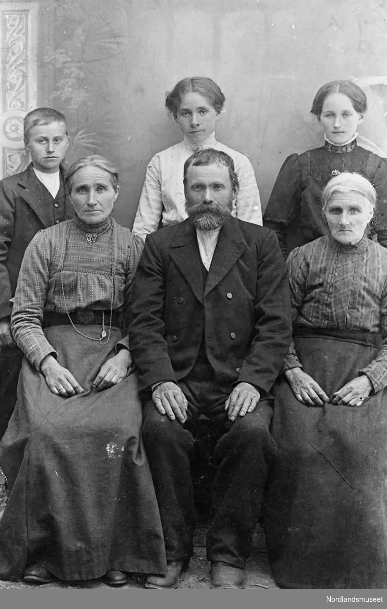 Gruppebilde. Bak fra venstre: Johannes Pettersen, Maria Pettersen, Anna Pettersen, Foran fra venstre: Hanna Johannesen, Petter Johannesen, Anne Pedersen. Alle fra Kvarv,