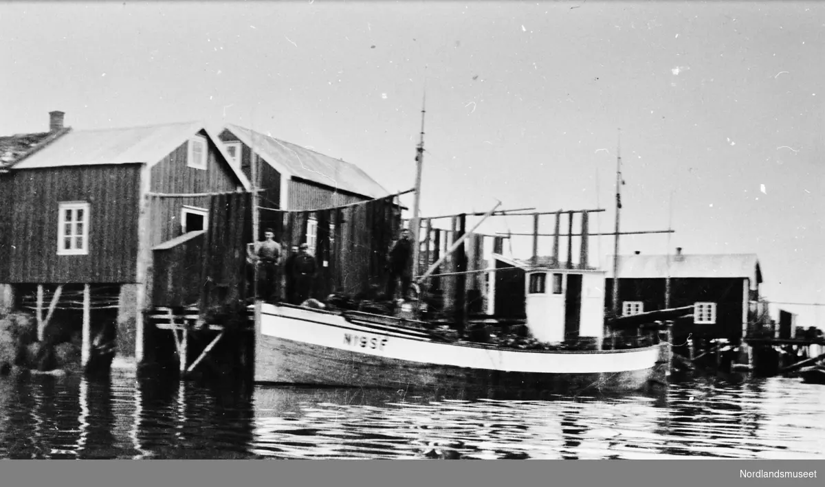 Båten "Arne" N 19 SF. Eier: Lars Pedersen, Sørfjord. Bildet tatt ved bua i Skrova. 1937-38.