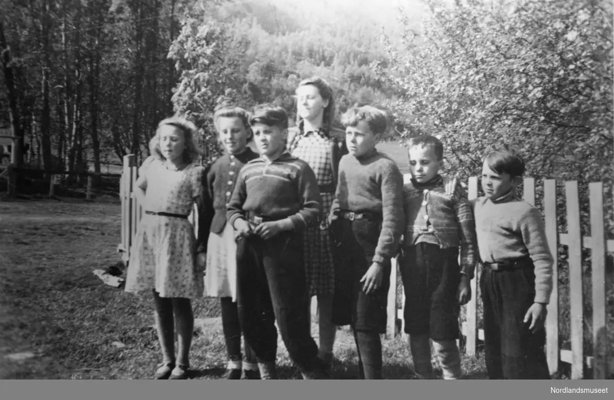 Barn, tatt av Rossini Dahl, lærer, 1945.  Fra venstre: Gunnar Skog, gutt fra Lyngseidet, gutt fra Lyngseidet evakuert fra Finnmark, Valborg Voll, Karl O. Skog, Åse Olsen og Nanna Olsen.