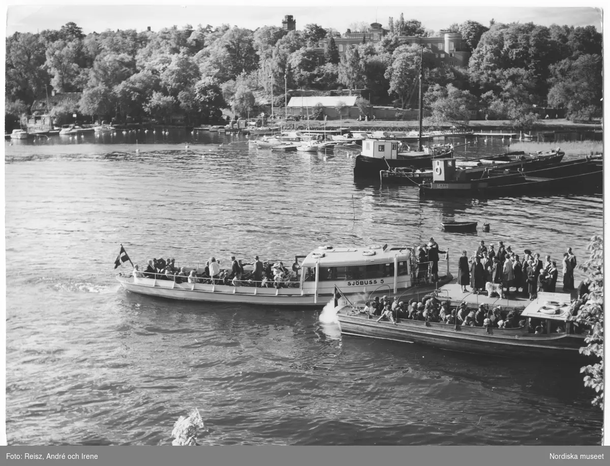 Stockholm. En färja, Sjöbuss 5, med passagerare anländer till bryggan vid Waldemarsudde. Människor väntar på att få stiga ombord.
