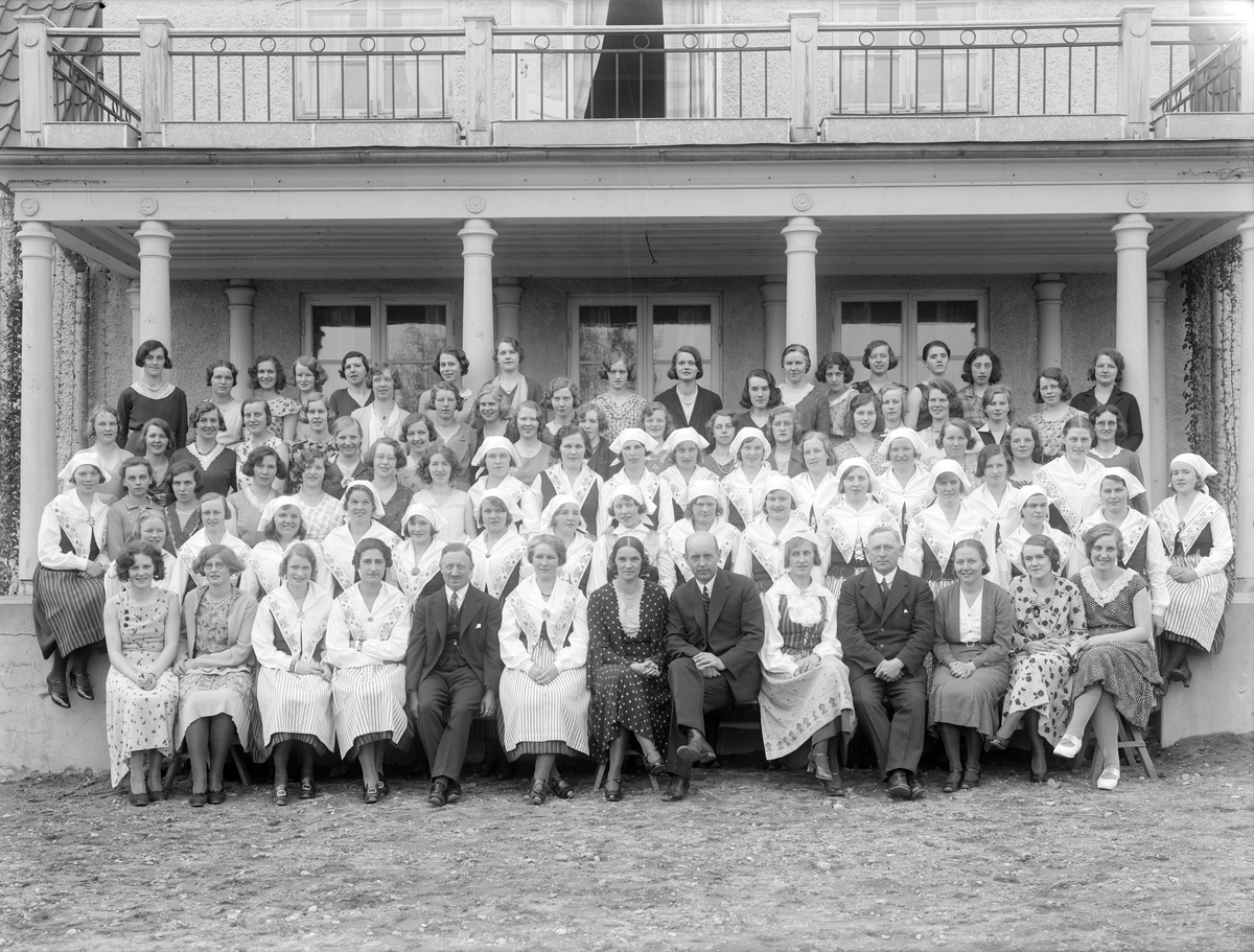 Lärare och elever vid sommarkursen vid Lunnevads folkhögskola och lantmannaskola. Här samlade framför rektorsbostaden. Året är 1932.