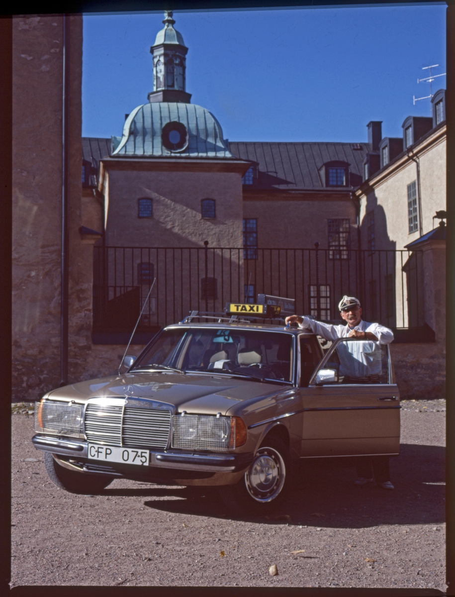Taxibil med chaufför framför slottet. Taxi. Linköpings slott.