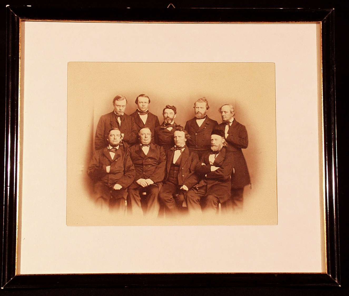 Gruppebilde av stortingsmenn, Kristiania, 22 mai 1863. Nederste rekke fra venstre: Sverdrup, Blom, Essendrop, Danielsen.  
Stående fra venstre: Daae, Richter, Johan Sverdrup, Steen, Krognes. 
