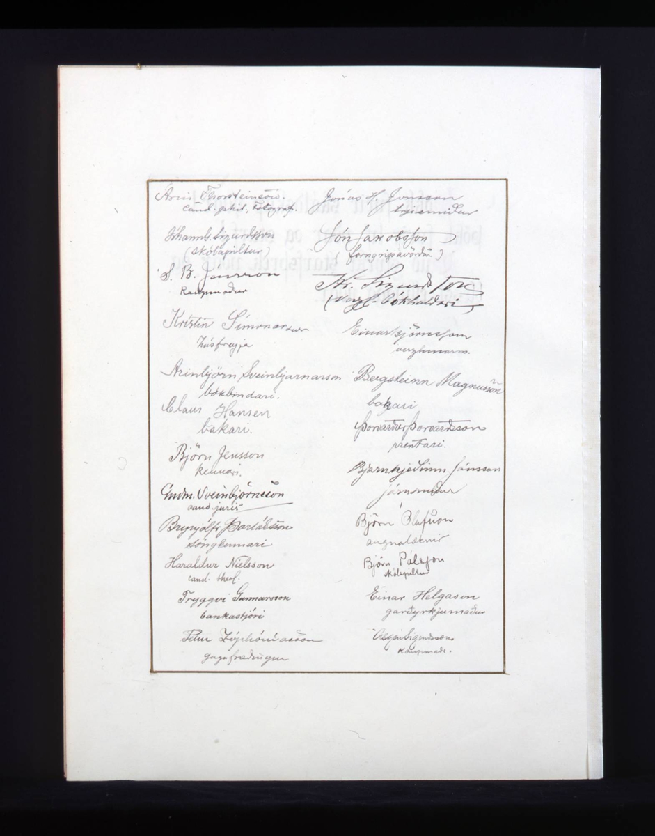 Adresse med mappe i mørkebrunt skinn med gullskrift på forsiden. Løse doble blad med mange hilsener i gullrammer. Adressen er skrevet med gotiske bokstaver i svart, rødt og gull.