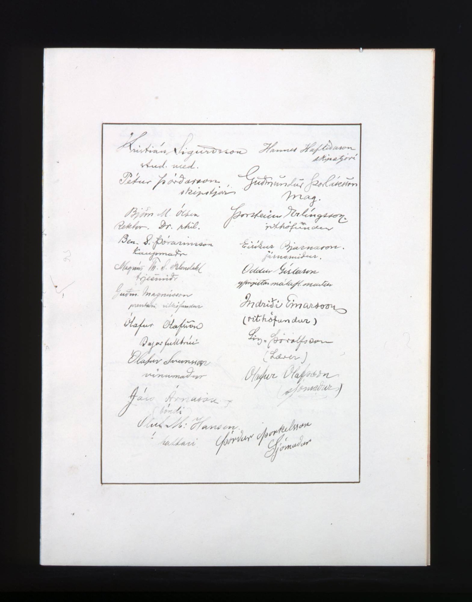 Adresse med mappe i mørkebrunt skinn med gullskrift på forsiden. Løse doble blad med mange hilsener i gullrammer. Adressen er skrevet med gotiske bokstaver i svart, rødt og gull.