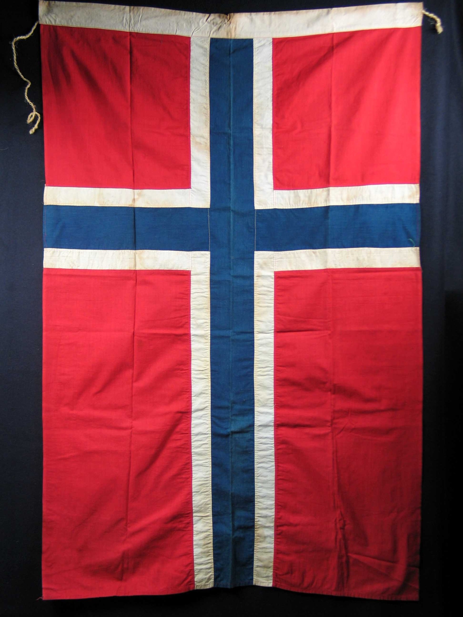Maskinsydd norsk flagg i bomull. Hyssingoppheng.