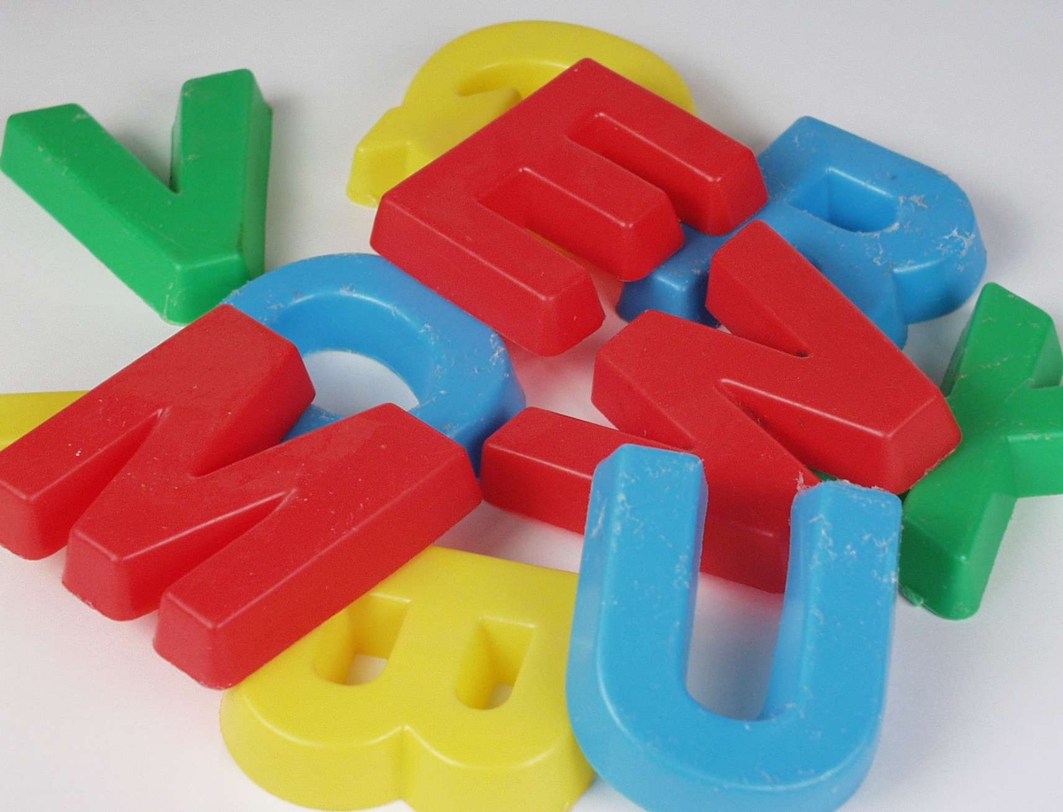 Plastformer i ulike farger formet som bokstaver.