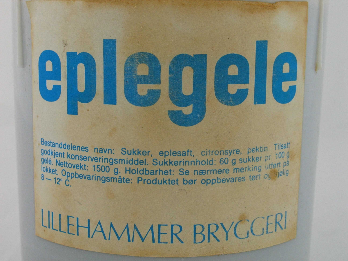 Plastbøtte med eplegele. Fylt på Lillehammer Bryggeri. Etikettdesign som var i bruk på slutten av 1970-tallet. 