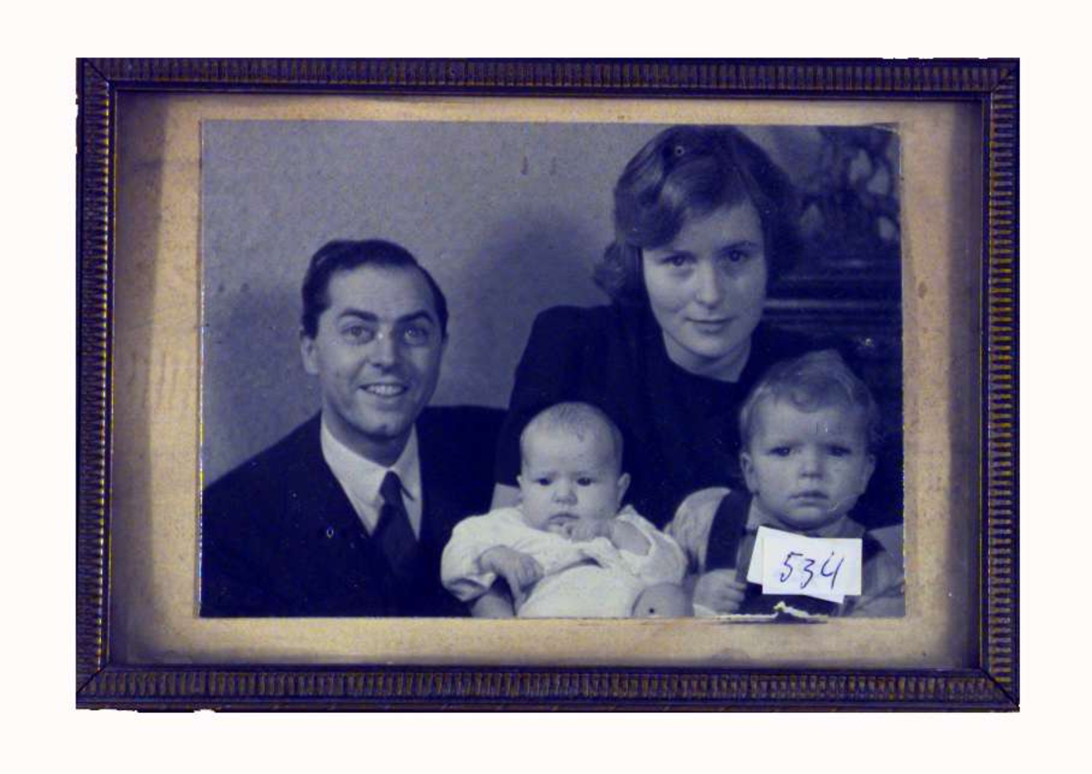 Bildet viser Sigrid Undsets niese Signe Ollendorff f. Thomas med mann og to små barn.