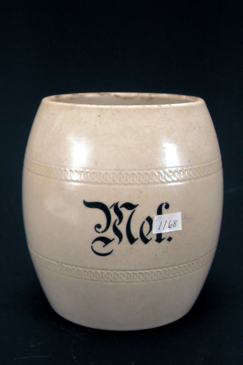 Tønneformet melkrukke i gråbeige keramikk.