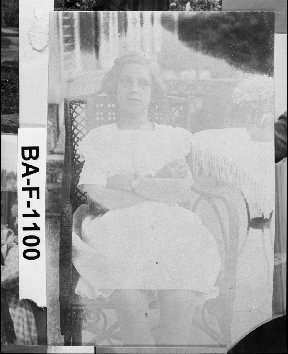 Diverse fotografi innrammet med eikeramme. Den er dekorert med metallriller.