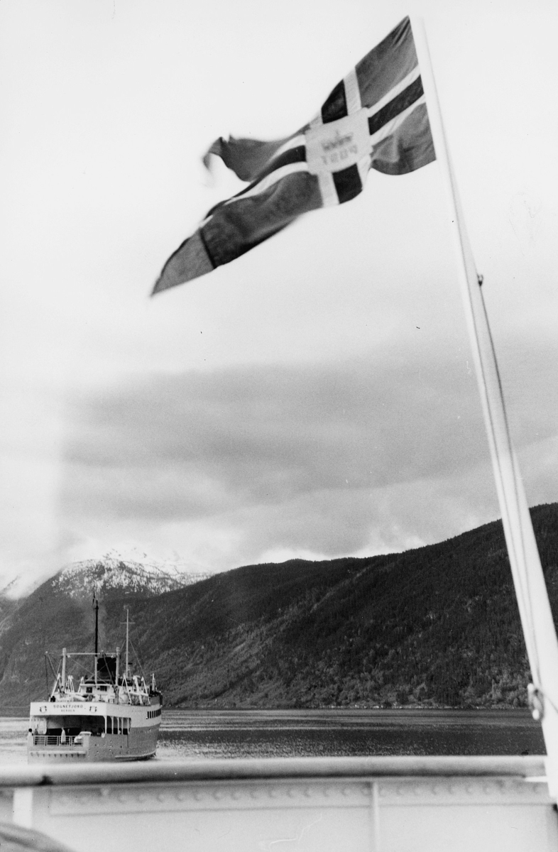 Transport båt, eksteriør, flagg med postemblem.