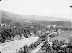 12.08.1908. Utsikt over Harpefoss bro, stasjon og hotel. Byg