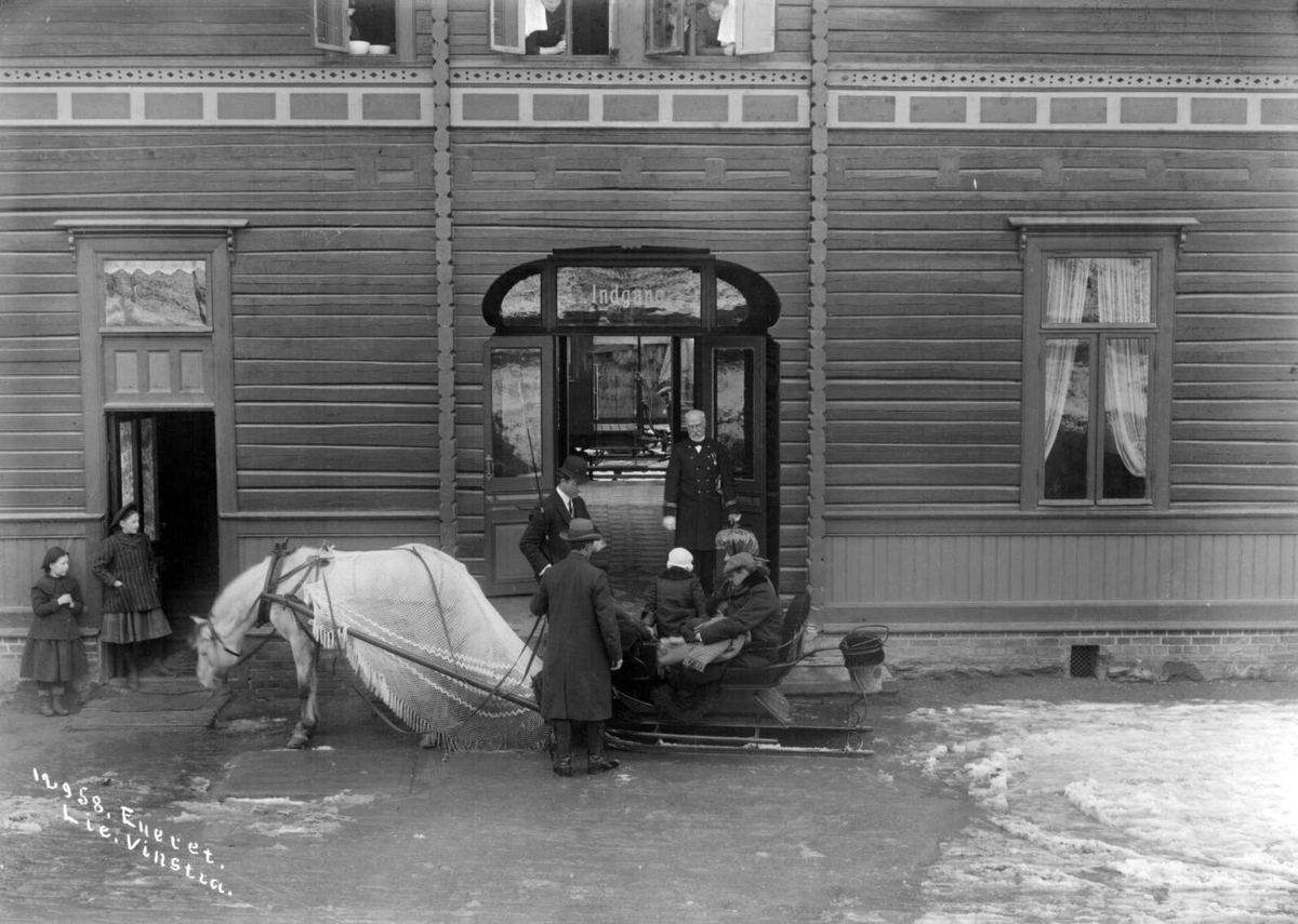 02.04.1910. Nord-Fron, Vinstra. Kongens (Haakon VII) ankomst fra Fefor. Konglige i hesteslede, hest med hvitt dekken, Vinstra hotel.
