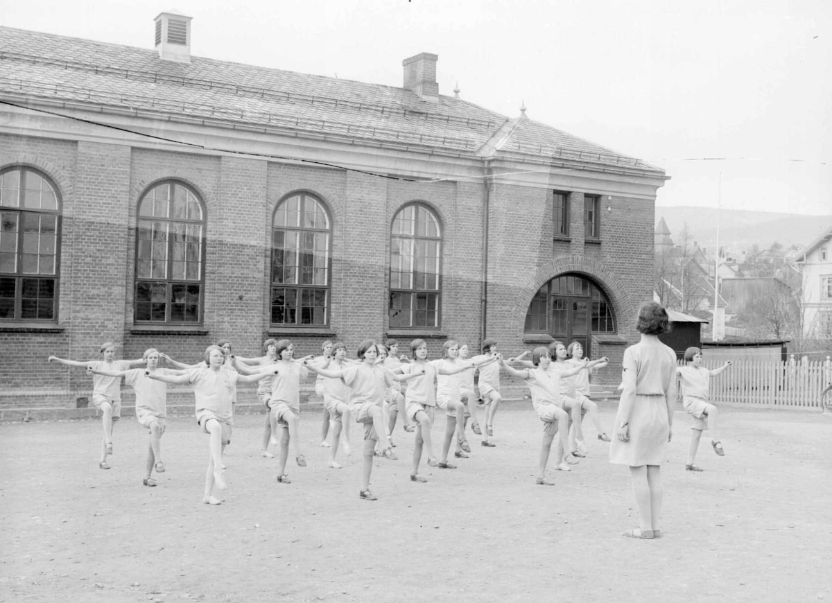 Lillehammer folkeskole 1930. Pikegymnastikk. Frk. Godager.
