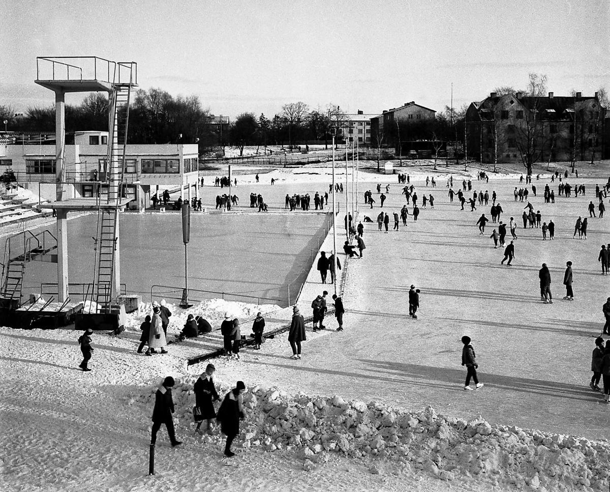 Einar Jagerwalls första bok, sid. 55: Tinnerbäcksbadet var populärt även på vintern. Simhallen var ännu ej uppförd, (1960-tal)./ Skridskoåkning på Tinnerbäcksbadet.
Tinnerbäcksbadet öppnades den 19 juni 1938. Anläggningens slutliga utformning skapades av stadsarkitekten Sten Westholm. Den tidstypiska entré-, omklädnads- och restaurangbyggnaden är i stort ännu orörd sedan den uppfördes. Den drivande politiska kraften bakom badet var köpmannen Axel Brunsjö. I vissa kretsar kallades badet för Brunsjön, efter köpmannens stora engagemang för badet och som senare kom att bli badets föreståndare.