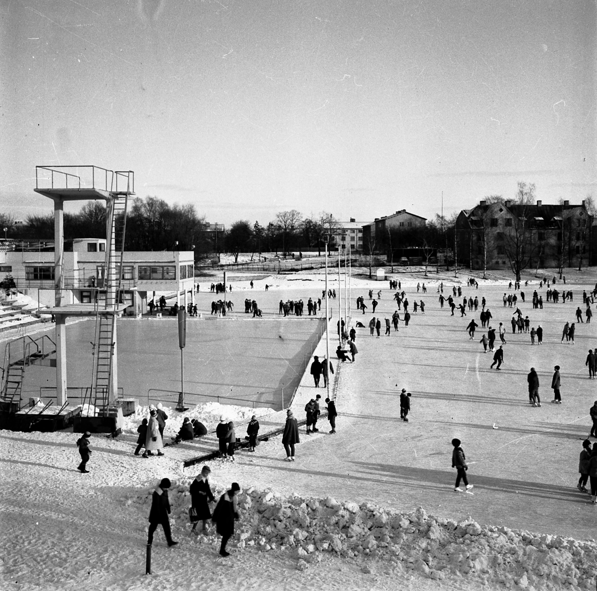 Einar Jagerwalls första bok, sid. 55: Tinnerbäcksbadet var populärt även på vintern. Simhallen var ännu ej uppförd, (1960-tal)./ Skridskoåkning på Tinnerbäcksbadet.
Tinnerbäcksbadet öppnades den 19 juni 1938. Anläggningens slutliga utformning skapades av stadsarkitekten Sten Westholm. Den tidstypiska entré-, omklädnads- och restaurangbyggnaden är i stort ännu orörd sedan den uppfördes. Den drivande politiska kraften bakom badet var köpmannen Axel Brunsjö. I vissa kretsar kallades badet för Brunsjön, efter köpmannens stora engagemang för badet och som senare kom att bli badets föreståndare.