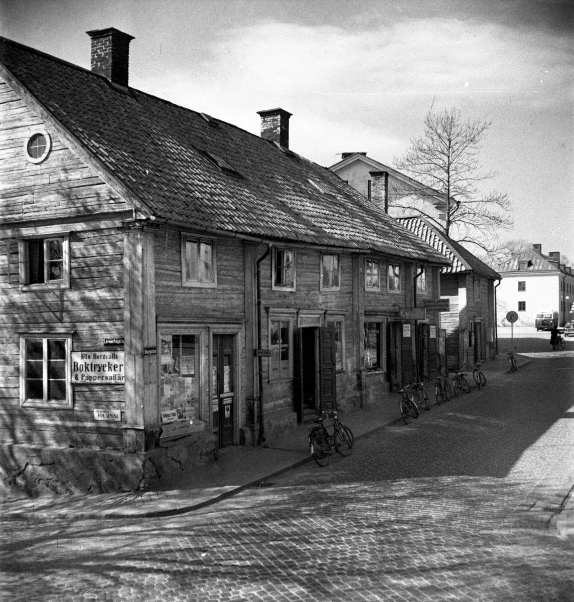 von Lingens gård: Huset flyttades till Gamla Linköping från Storgatan 58. Byggnaden uppfördes av biskop Andreas Rhyzelius på 1720-talet. Den återspeglar den karolinska strävheten - det nakna rödtjärade timret, de smårutiga fönstren med grågröna foder och det valmade spåntaket. Gårdsidan har en liten annan karaktär, den dubbla fritrappan ger den en öppenhet som gatufasaden saknar. Till gården hör en fristående köksflygel. År 1784 köpte friherre Herman von Lingen gården. År 1958 skänkte Östgöta Stadshypoteksförening gården till Gamla Linköping.
När bilden togs drev kompanjonerna Ohlsson och Justin Antikboden i gårdens gamla köksflygel.