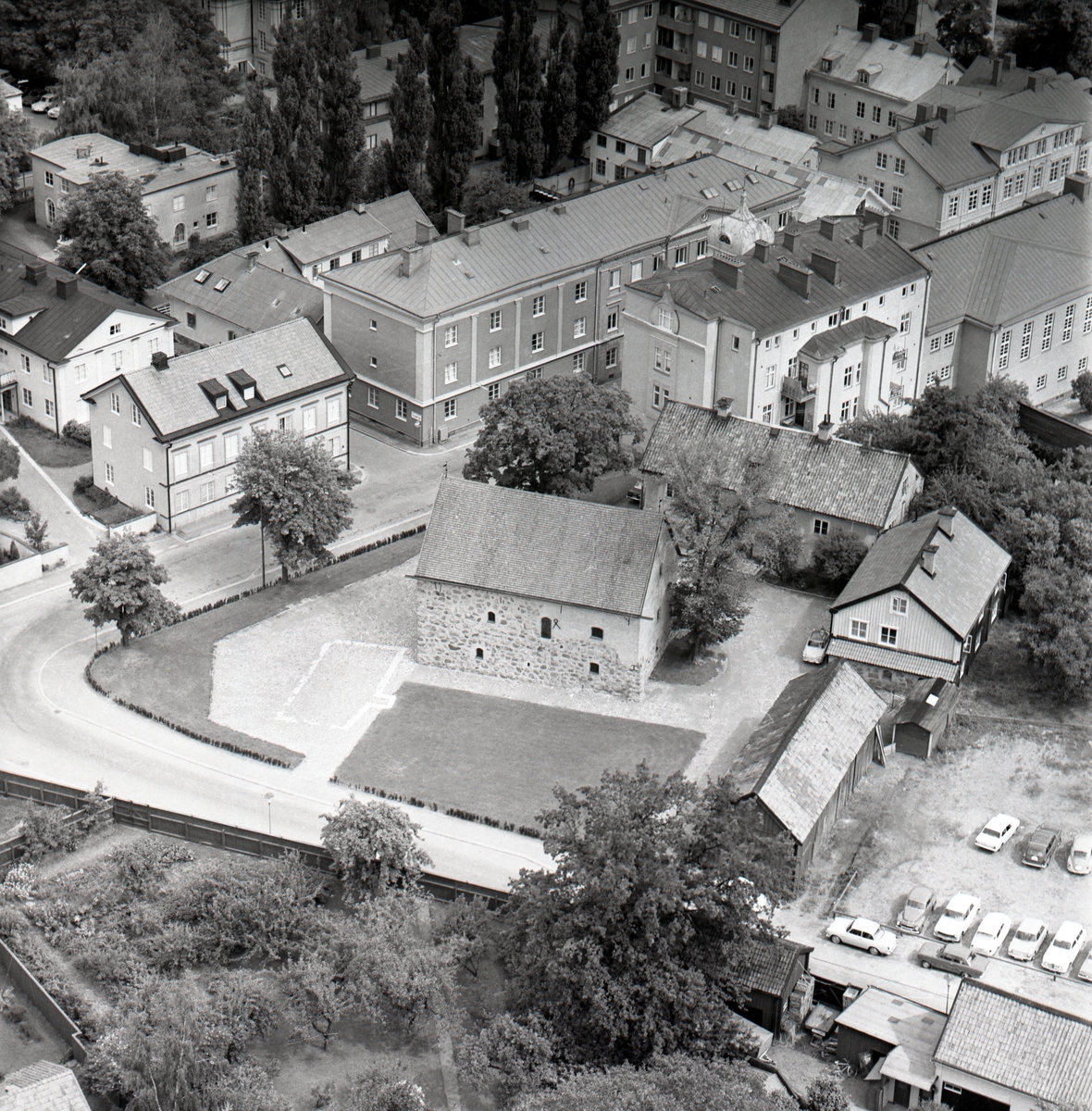 Flygvy över Rhyzeliusgården med omnejd. Korsningen Gråbrödragatan/Kungsgatan.
Stenbyggnaden har i folkmun kallats Klostret. Huset uppfördes först på 1400-talet och hade då trappgavlar. Det var då bostadshus i en större gårdsanläggning. På 1500-talet ingick byggnaden en period i den dåvarande biskopsgården. På 1600- och 1700-talen var här domprostgård. 1737 lät Rhyzelius reparera byggnaden, som byggdes om till magasin.
Rhyzeliusgården, den gula byggnaden, uppförd 1723-24 som bostad åt domprosten, sedermera biskopen, Andreas Rhyzelius. Flygeln uppförd 1725 som bostad åt hjälpprästen. Lokal för ett av Östgöta Correspondentens första tryckerier 1841-1843, då även tidningens grundare H B Palmaer bodde i gården.