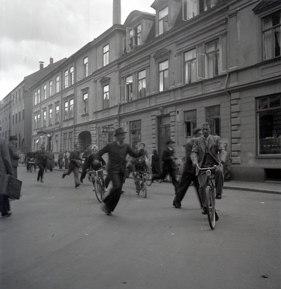 Nazistkravallerna. Upprorsmakarna springer mot järnvägsstationen för att samlas med de övriga nazistmotståndarna. Den 4-5 september 1943.