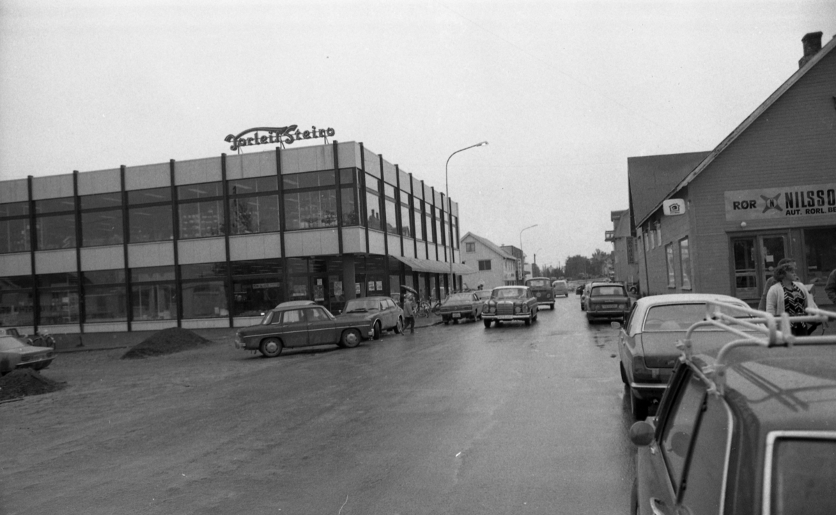 Strandgata mot sør, Sortland juli 1975. Torleif Steiro kjøpesenter til venstre.