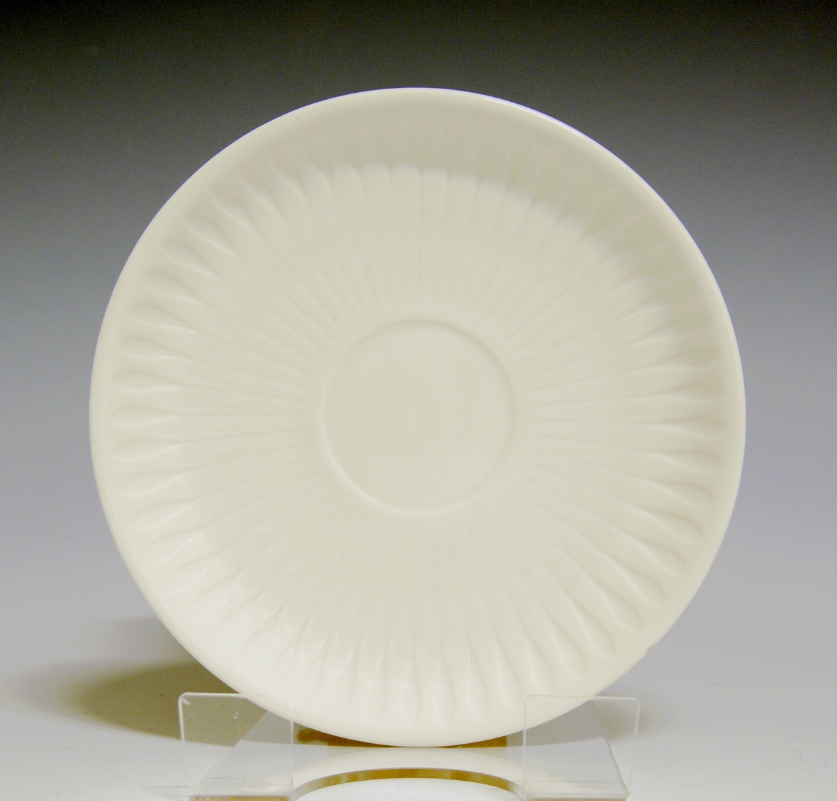 Skål av porselen med hvit glasur. Dekorert med relieff i godset.

Modell: Spire 2275, designet av Konrad Galaaen, i produksjon fra 1952.