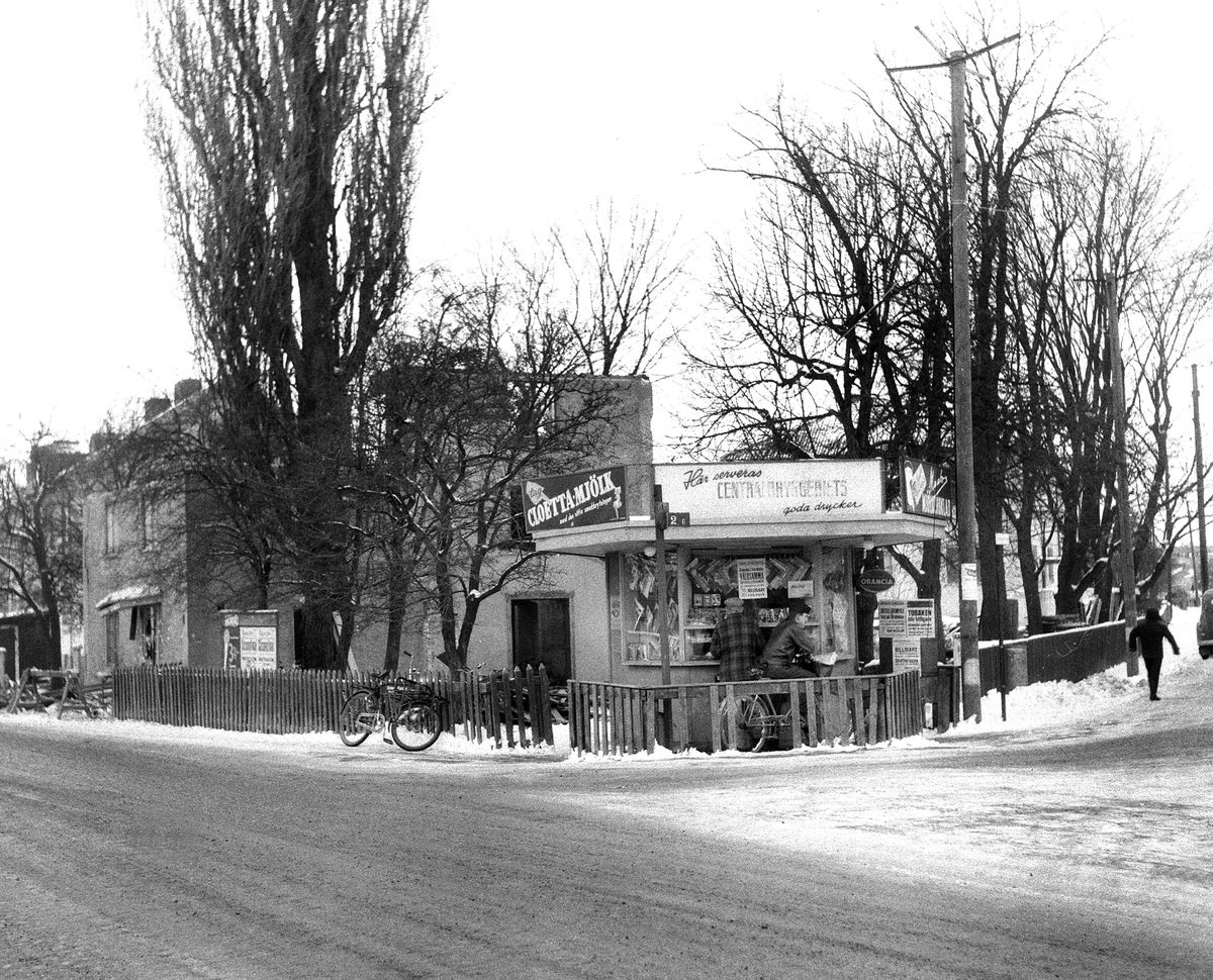 Kiosken i korsningen Nya och Gamla Tanneforsvägen i Tannefors, 1955.