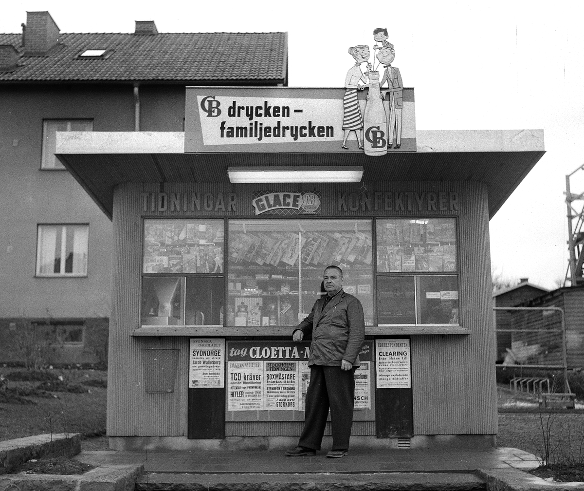 Martin Anderssons kiosk vid Grenadjärgatan, 1955.