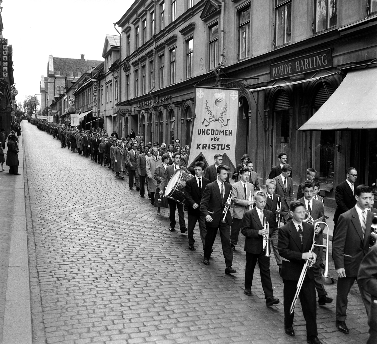 Helgelseförbundet konferens startar med parad på Storgatan,1956.