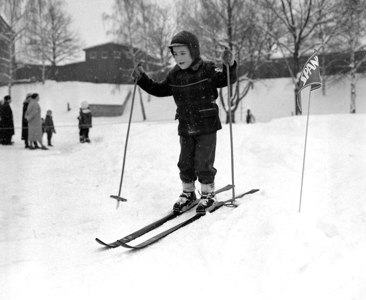 Skidskola för barn vid Tinnerbäcksbadet , 1958.