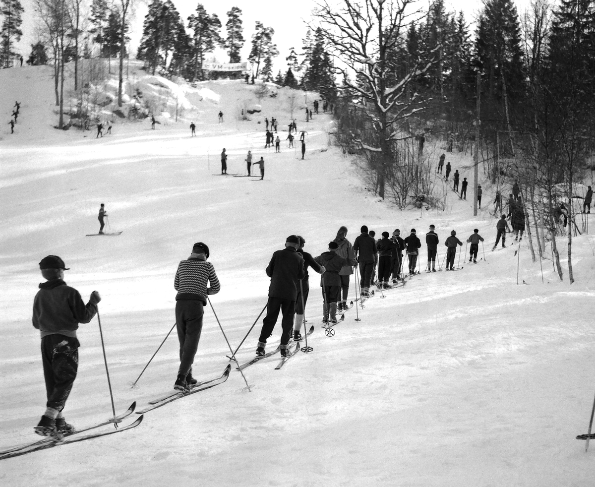 Kö till liften vid skidbacken i Sätravallen, 1958.