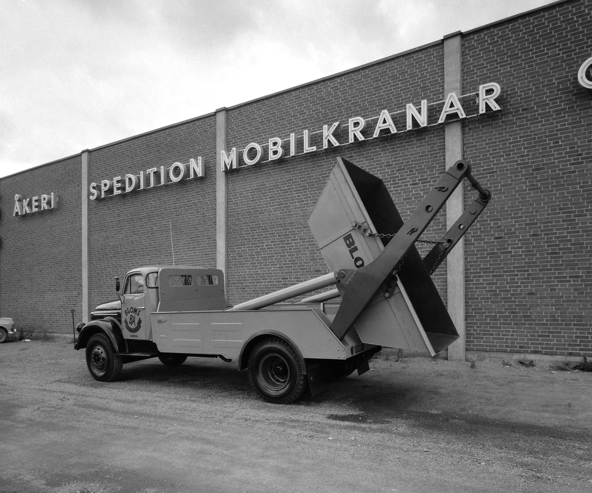Ny lastbil för container hos Bloms Åkeri på Industrigatan, 1964.