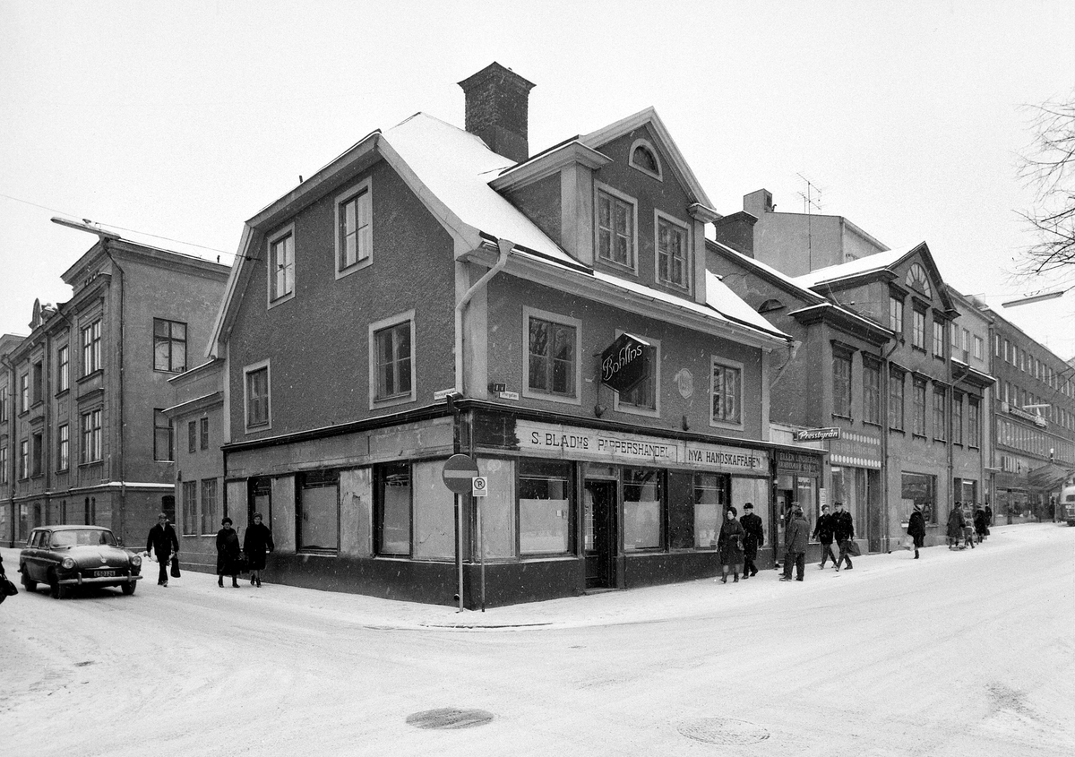 Bohlins guld och Pressbyrån i korsningen Repslagaregatan och Storgatan , 1966. Willforshuset.