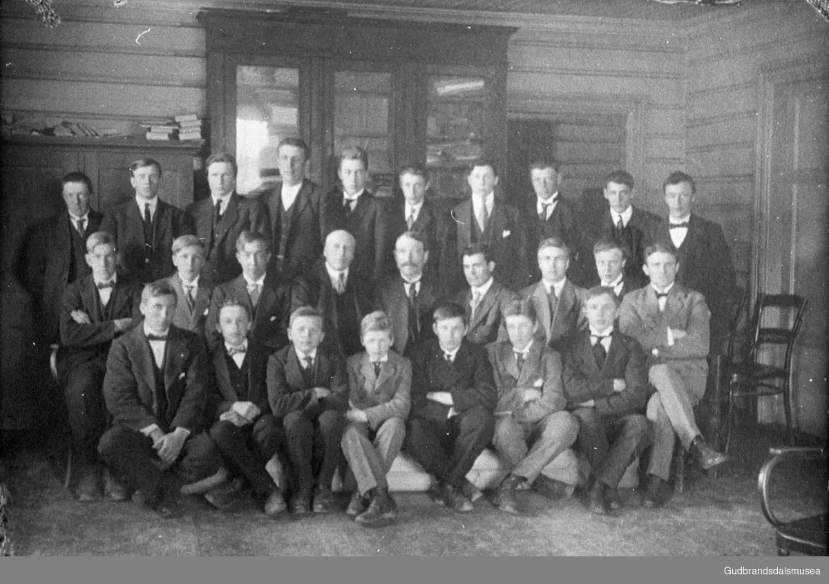 Elever ved Hjerleidske snekkerskule i Mossjordet i Dovre, 1920/21.