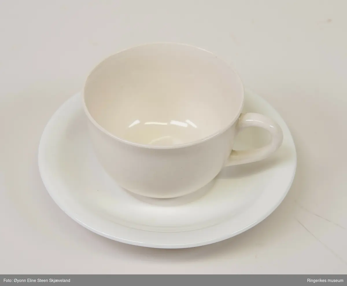 Liten kopp og skål. Begge deler er hvite og uten dekorasjoner.
