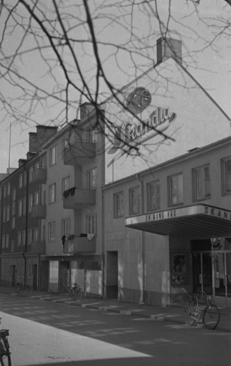 Einar Jagerwalls första bok, sid. 39: Skandiabiografen på Badhusgatan stod färdig 1940. / Mittemot finns idag Corren. Till vänster om biografen är Badhusgatan 6. Huset längst ner är Segdals läderaffär i, stadens äldsta läderföretag (garveri).  Kula Segerdals segelbåt Eva var den mest prisbelönta båten i Mellan-sverige. Badhusgatan 6 byggdes av Br. Bergbeck 1939.