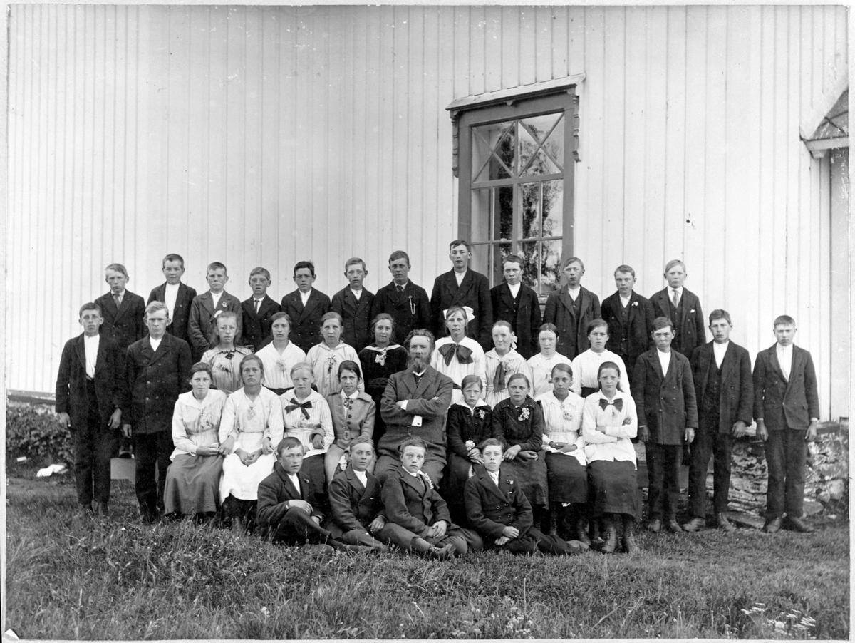 Konfirmasjon i Stadsbygd kirke i 1919.