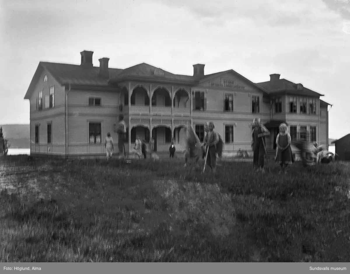 Två bilder av Stöde försörjningshem, Logården, i Västerlo. Framför huset rör sig vuxna och barn.
