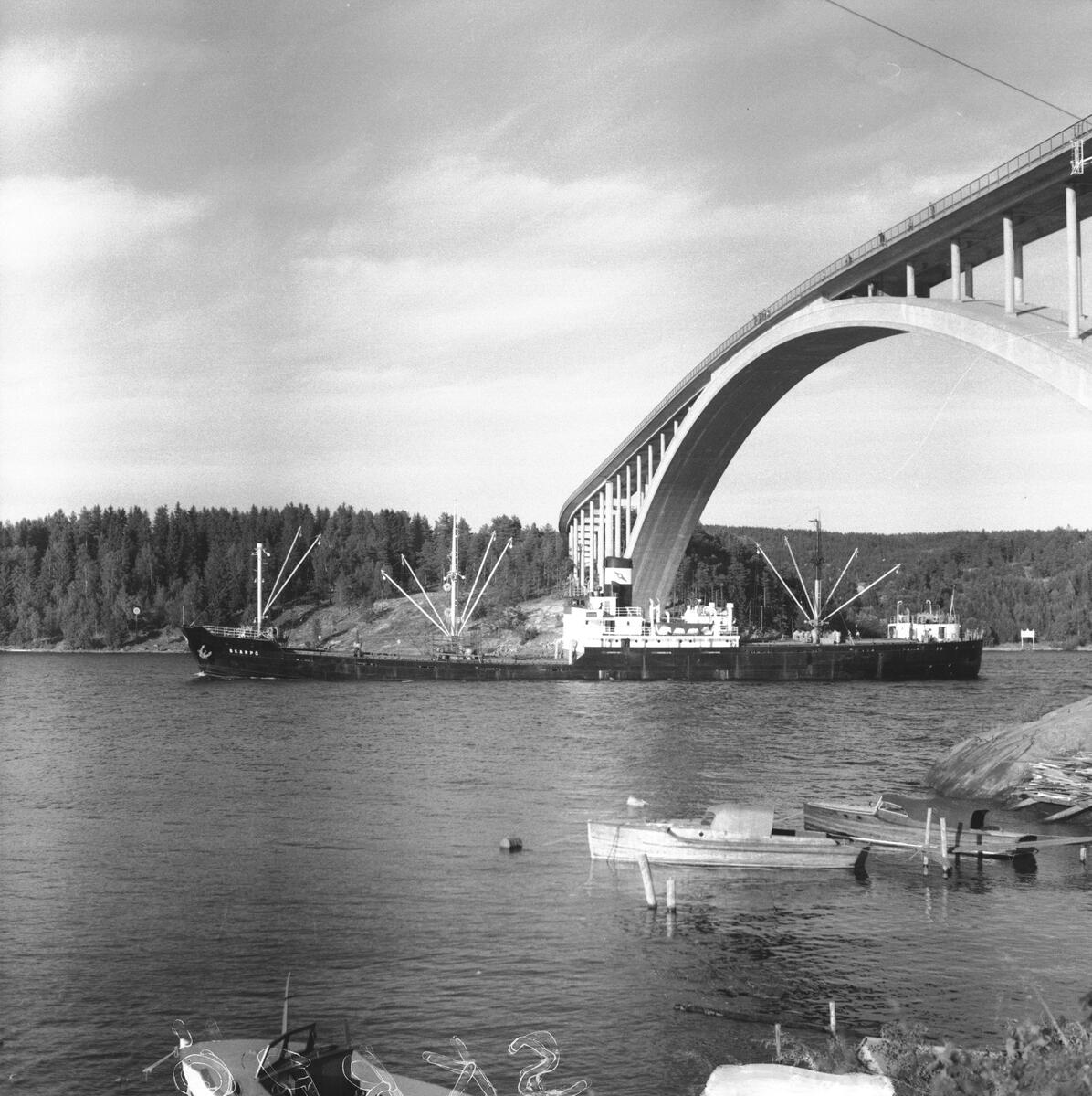 Fartyget Skarpö vid Sandöbron


