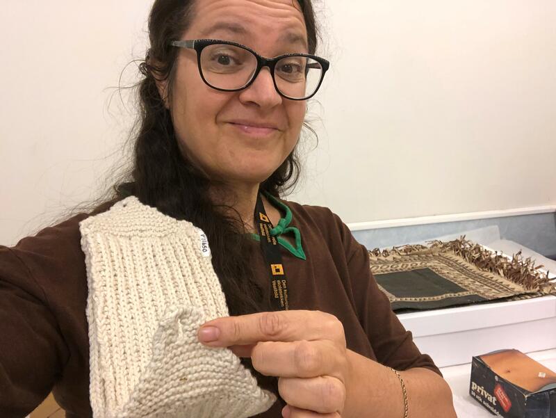 Ulla viser frem strikket bind