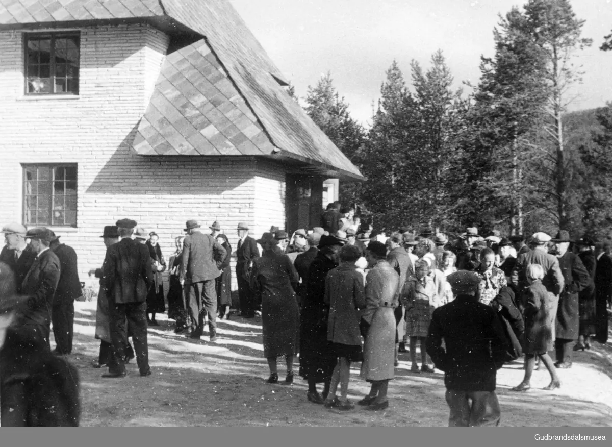 Frå vigslinga av Dombås kyrkje 24. september 1939. Folk samla rundt kyrkja.
