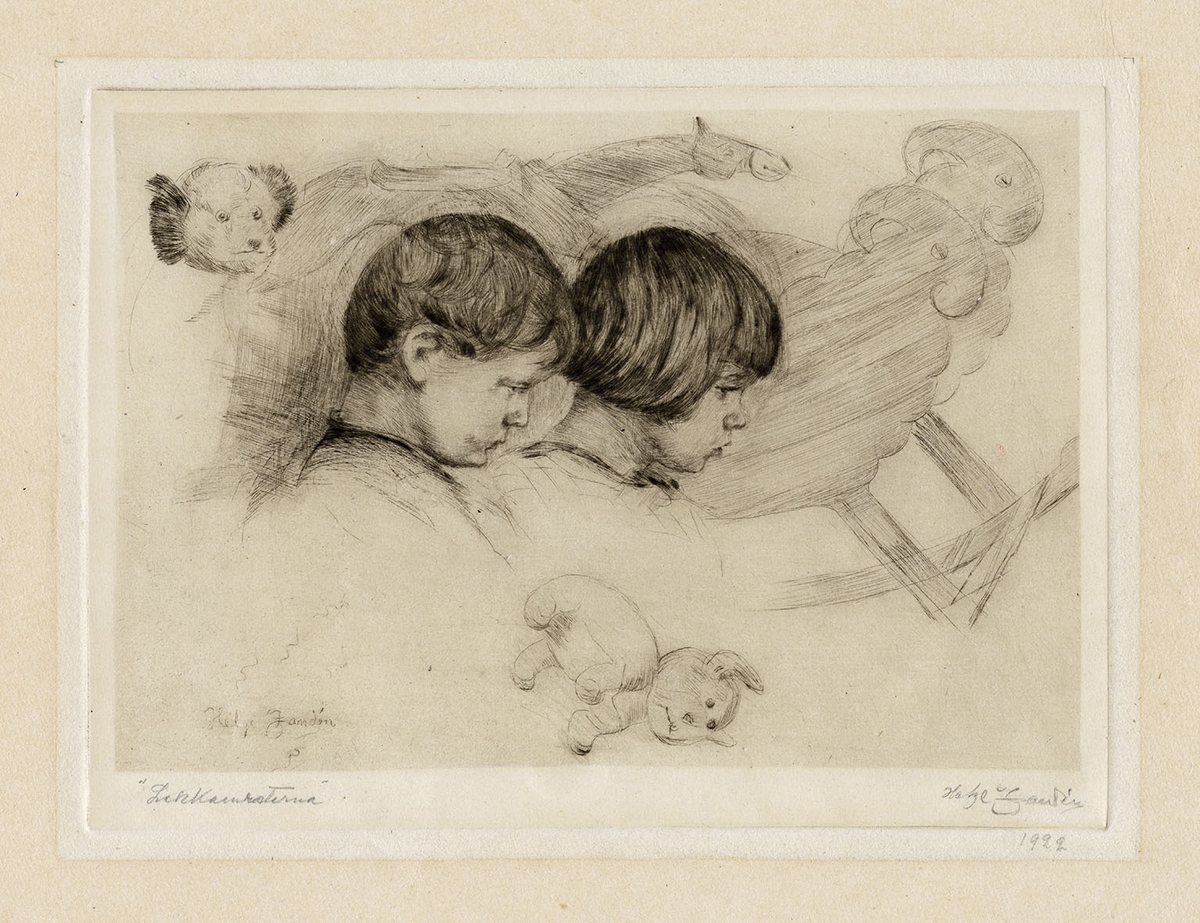 En pojke och en flicka i profil omgivna av leksaker som gunghäst och mjukisdjur.