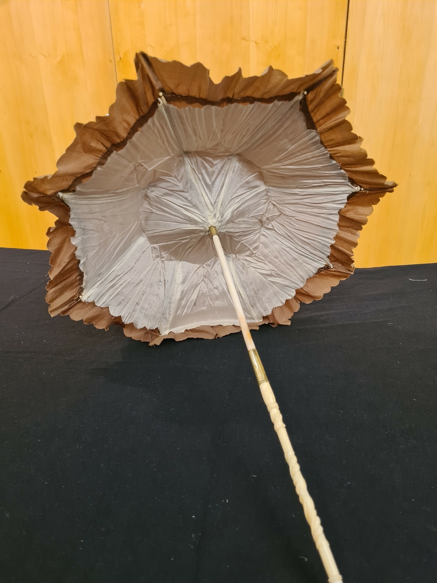 Kinesiskt parasoll. Krycka av elfenben.