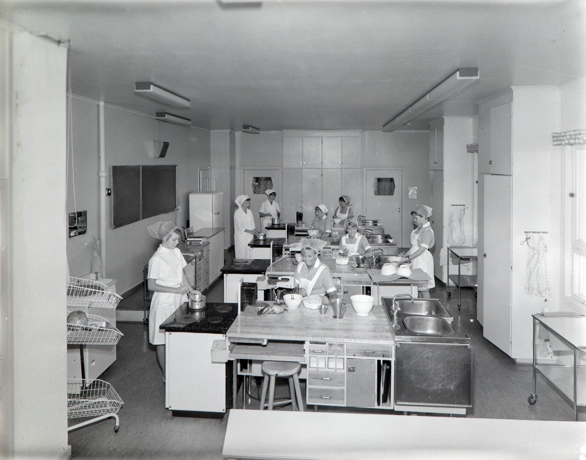 Bilder fra Hamar Husmorskole på Ny-Sagatun i Høyensalgata 70 - 72. på Hamar. Diverse kjøkken arbeid.