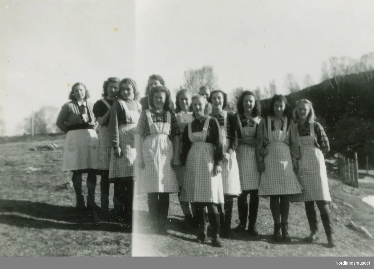 Elever ved Haug framhaldsskole på Engeløya i 1949.
Elevene har skolekjøkken.