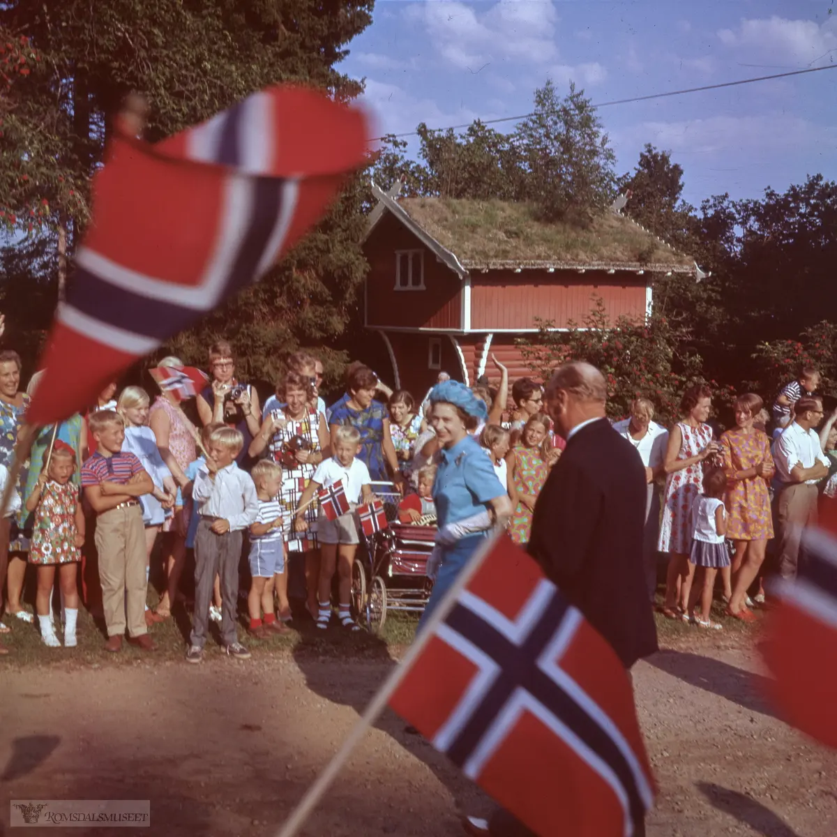 Dronning Elizabeth II og Kong Olav V og deres familier under feriebesøket i Romsdal 9.august.