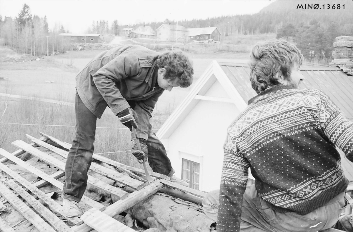 Personer, bygging av hus. 