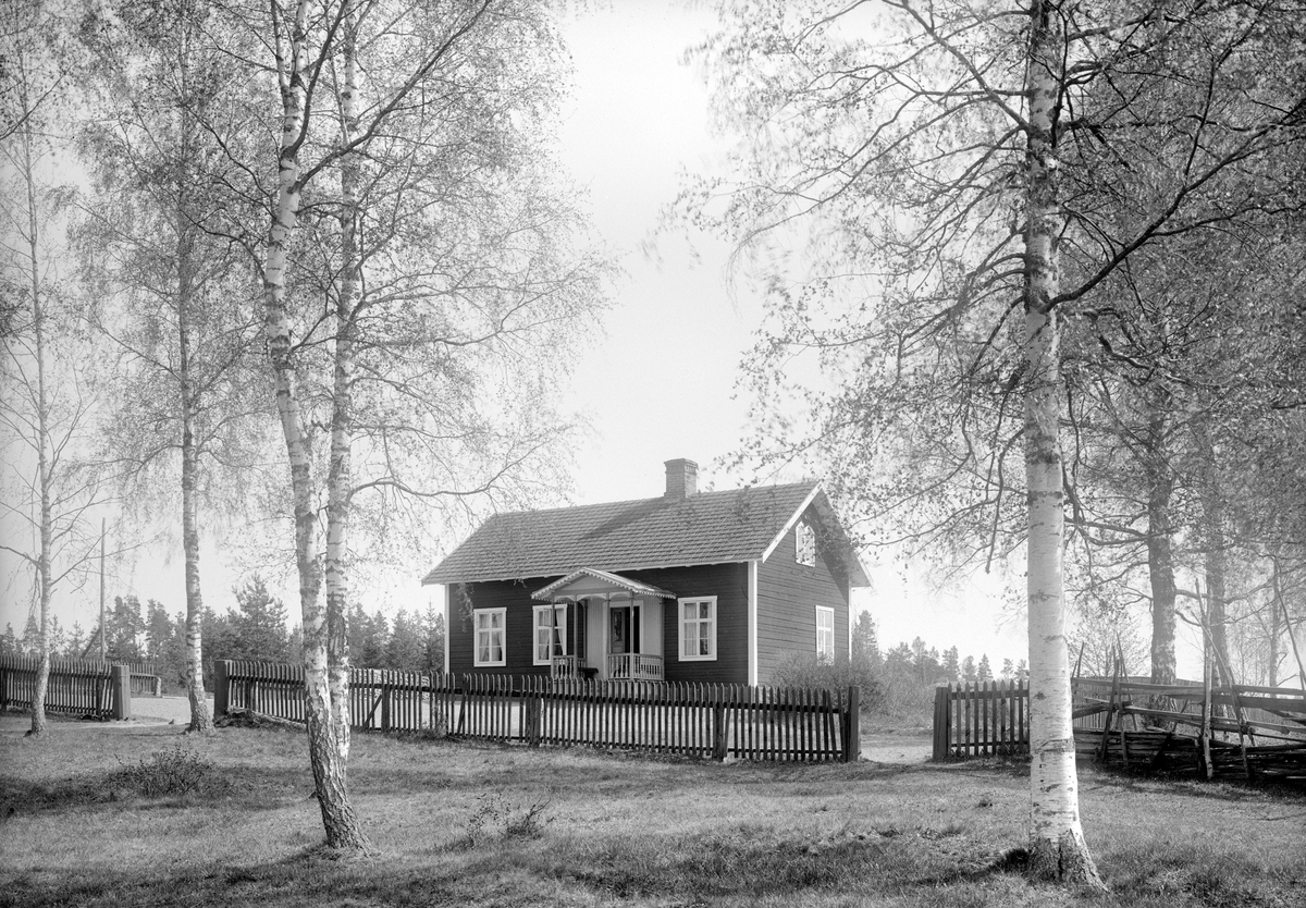Skogshyddans skola, även benämt Hulu skola, i Västra Harg. Bild från 1925, några år före skolans utbyggnad 1934.