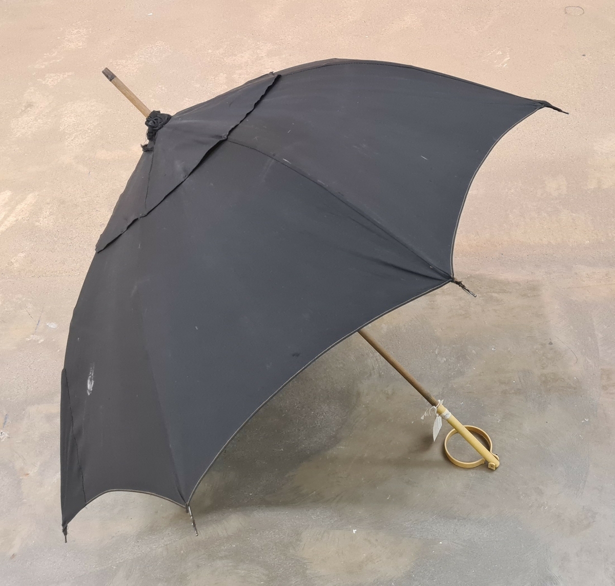 Paraply med krycka i form av en ring. 

Ingår i en samling av nio olika parasoller med olika utseende och modell.
